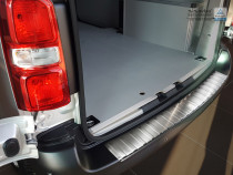 Ochranná lišta hrany kufru Peugeot Expert 2016- (plastový nárazník, otočné dveře, matná)