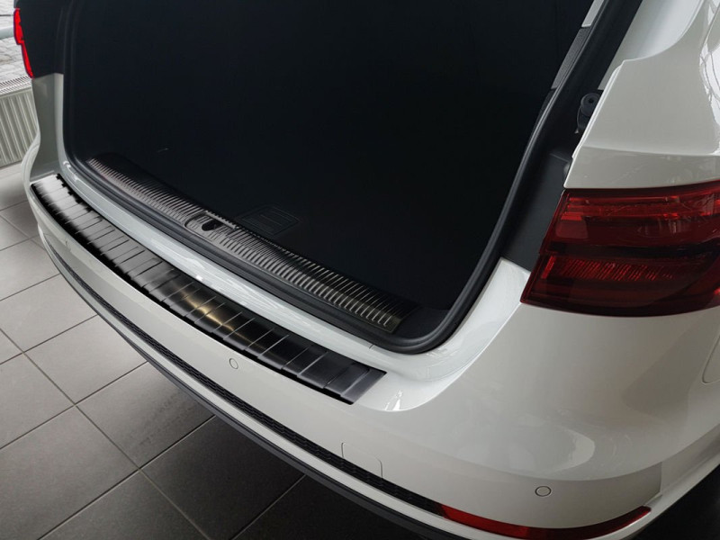 Ochranná lišta hrany kufru Audi A4 2016- (combi, tmavá, matná)