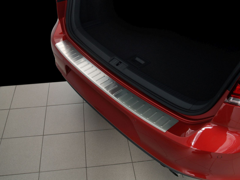 Ochranná lišta hrany kufru VW Golf VII. 2012-2020 (hatchback)