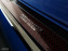 Ochranná lišta hrany kufru BMW X1 2015-2019 (F48, tmavá lesklá a červený carbon)