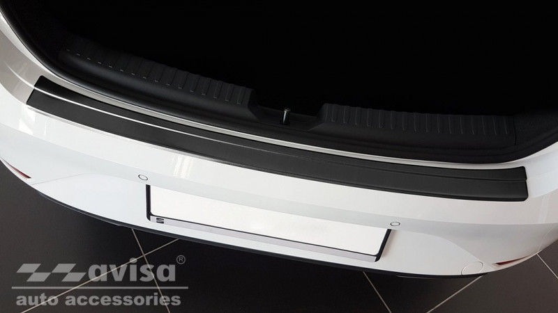 Levně Ochranná lišta hrany kufru Seat Leon 2020- (hatchback, tmavá, matná)